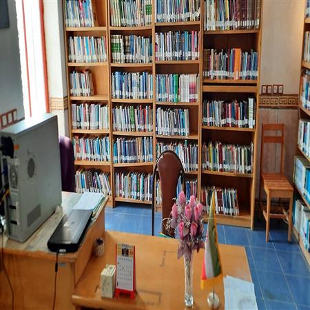 نمای داخلی و میز امانت کتابخانه